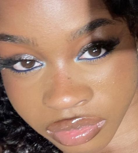 Silver Eyeshadow Looks, Prom Eyeshadow, Navy Blue Makeup, Sweet 16 Makeup, Navy Makeup, Makeup Looks Prom, Simple Prom Makeup, Prom Makeup For Brown Eyes, Prom Eyes