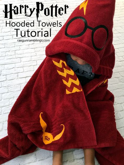 Hooded Towel Tutorial, Baby Harry Potter, Young Harry Potter, Harry Potter Nursery, Harry Potter Baby Shower, Diy Sewing Tutorials, Theme Harry Potter, Harry Potter Baby, Diy Bebe