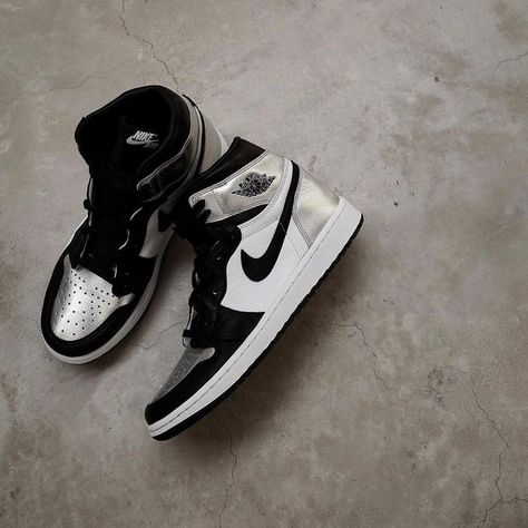 Air Force Noir, Tenis Nike Jordan, Gucci Jordans, Women's Street Style, Jordan 1 Black, Black Jordans, Nike Shoes Jordans, Nike Air Shoes, Jordan 1 High Og