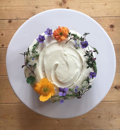 Carrot Cake With Flowers, Floral Carrot Cake, Birthday Cake Carrot Cake, Pretty Carrot Cake, Cooking With Children, Carrot Cake Decoration, Cake For A Friend, Baked Carrots, Fresh Flower Cake