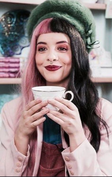 Melanie martinez drinking coffe Melanie Martinez Style, Crazy People, Her Music, Melanie Martinez, Nicki Minaj, American Singers, Adele, First Photo, Celebrity Crush