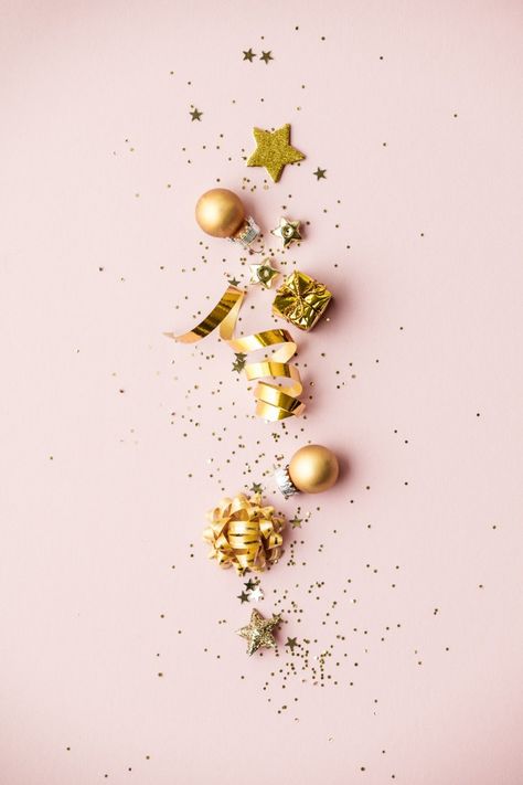 Christmas Wallpaper Simple, Celebration Decorations, Wallpaper Natal, Christmas Flatlay, Golden Christmas, Holiday Campaign, Wallpaper Iphone Christmas, Christmas Photography, Tree Ideas