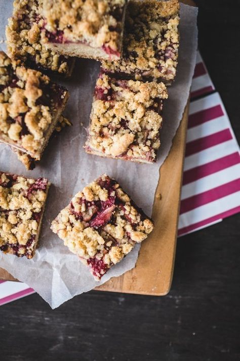 12 Delicious Foods You Can Pack for a Flight Strawberry Cobbler Squares, Strawberry Rhubarb Bars, Rhubarb Bars, Streusel Bars, Strawberry Cobbler, Cream Cheese Bars, Square Recipes, Rhubarb Recipes, Strawberry Rhubarb