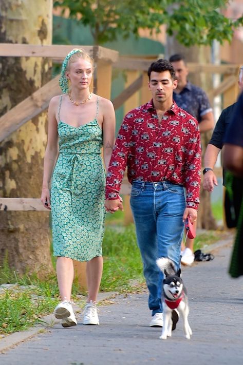 Taller Girlfriend Couples, Sofia Turner, Sophie Turner Joe Jonas, Taller Girlfriend, Short Kings, Sophie Turner And Joe Jonas, Photography Posing Guide, Shot Hair Styles, Joe Jonas