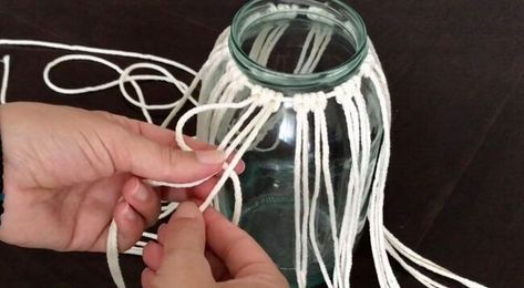 Mason Jar Macrame Diy, Macrame Hanging Jar, Diy Macrame Jar Covers, Macrame Jar Cover Diy Tutorial, Mason Jar Macrame, Macrame Jar Cover, Macrame Jars, Tutorial Macramé, Half Hitch Knot