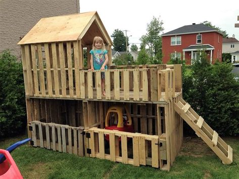 Pallet Tree Houses, Campground Ideas, Playhouse Diy, Pallet Kids, Backyard Fort, Pallet Tree, Pallet Playhouse, Kids Backyard Playground, Play Area Backyard