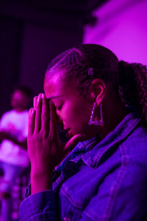 Your prayer is powerful and effective. Prayer Aesthetic Black Women, Prayer Aesthetic Christian, Women Praising God, Praying Photography, Identity Switch, Praise Pictures, Praying Black Woman, Prayer Aesthetic, Prayerful Woman