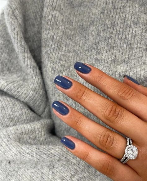 Sns Navy Blue Nails, December Blue Nails, Winter Color Nails Gel, Nail Color Inspo 2024, Nail Ideas Winter 2024, Nail Inspo November, Navy Blue Nails With Chrome, Navy Hoco Nails, Navy Square Nails