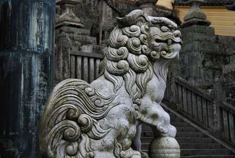 Okazaki style komainu at Kotahira Shrine in Kagawa. Okinawa Tattoo, Ward Off Evil Spirits, Asian Sculptures, Guardian Lion, Stone Lion, Fu Dog, Foo Dogs, Japanese Temple, Kagawa