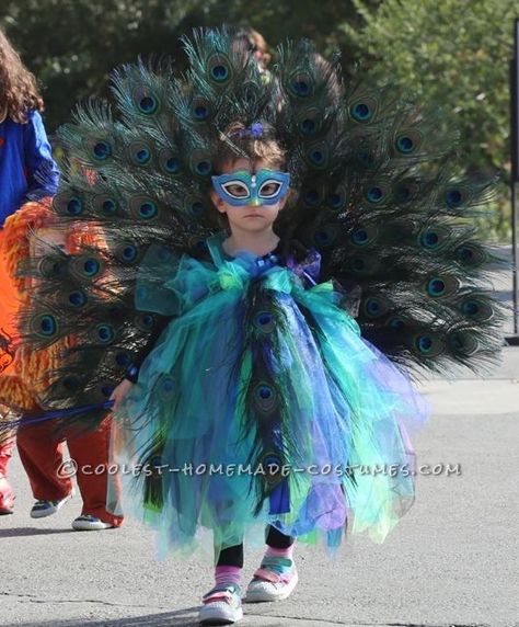 For weeks my three year old (going on 15) daughter, Adalyn, told me she wasn’t going to be anything else but Princess Elsa for Halloween, that was until we Peacock Costume Diy, Peacock Halloween Costume, Peacock Halloween, Peacock Costume, Skeleton Halloween Costume, Diy Kostüm, Peacock Dress, Homemade Costumes, Beautiful Peacock