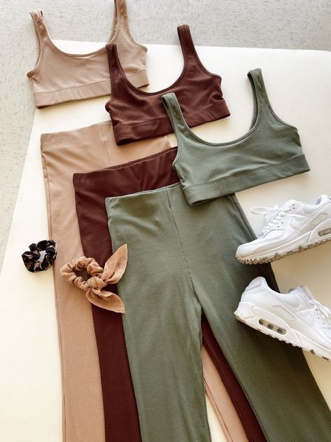 Tank Tops And Shorts, High School Gym, Amazon Workout Clothes, Activewear Photoshoot, Tops And Shorts, School Gym, Fasion Outfits, Gym Outfits, Gym Inspiration