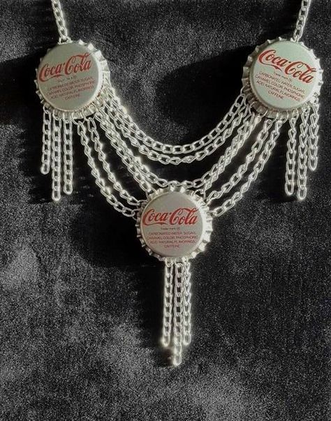 Bottle Cap Accessories, Diy Grunge Jewelry, Trash Jewelry, Pepsi Bottle Cap, Hippie Rock, Teenage Drama, Bottle Cap Necklace, Recycled Dress, Cola Bottle