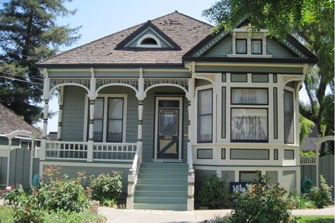 Queen Anne Cottage Exterior, Victorian Bungalow, Queen Anne Cottage, Victorian Floor Plans, Folk Victorian House, Victorian House Colors, Cottage Victorian, House Victorian, Victorian Homes Exterior