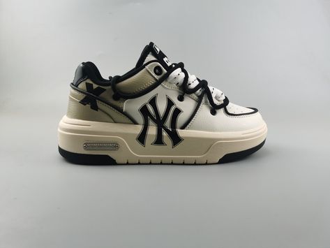 Yankees Shoes, Brand Sneakers, Sport Shoes Fashion, Shoes Sport, Trending Sneakers, Sneaker Brands, New York Yankees, Casual Sneakers, Mlb