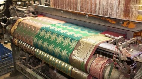 handloom meaning Mechanical Loom, Indian Culture And Tradition, Loom Machine, Weaving Machine, Weaving Loom Diy, Fabric Weaving, Handloom Weaving, Jacquard Loom, Textile Artist