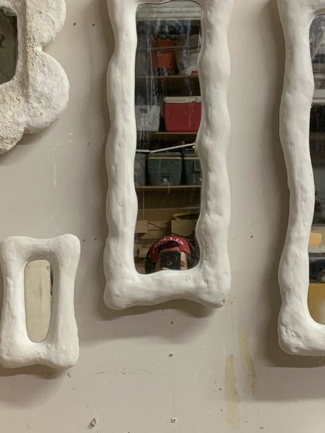 Paper Mache Mirror Frame, Mirror Frame Art, Paper Mache Mirror, Creative Mirror Frame Ideas, Paint A Mirror Frame, Plaster Mirror, Paint A Mirror, Mirrors Diy, Diy Mirror Frame