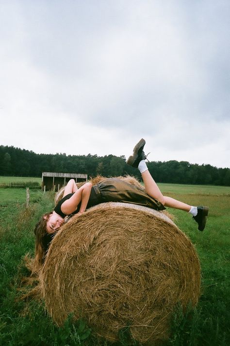 Hay Photoshoot, Haybale Photoshoot, Hay Bale Photoshoot, Farm Photoshoot Ideas, Icelandic Fashion, Hay Bales, Summer Photoshoot, Nordic Style, Fashion Labels