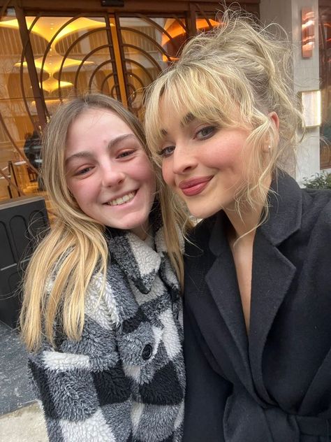 brinaa First Girl, American Singers, Sabrina Carpenter, A Fan, Actresses, Paris, Fan, Concert