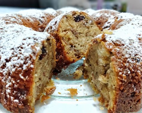 Croatian Christmas Bundt Cake (Božićni Kuglof) via @zvonimirfras Croatian Christmas, Traditional Croatian Food, Sunday Family Dinner, Christmas Bundt Cake, International Desserts, The Off Season, Bundt Cake Pan, Croatian Recipes, Banana Dessert