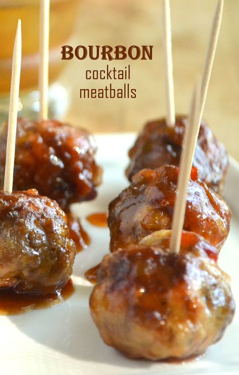 Look no further for the perfect cocktail meatball! Appetizers Toothpick, Bourbon Meatballs, Toothpick Appetizers, Meatballs Recipes, Cocktail Meatballs, Bourbon Cocktail, Cocktail Appetizers, Food Party, God Mat