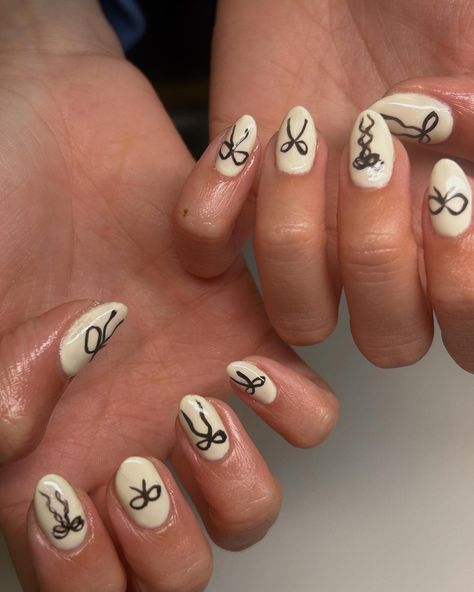 Ryleigh’s doodles 🤝 nail art Short Gel Nails Black And White, Taylor Swift Inspired Nails Ttpd, Black And White Bow Nails, Ttpd Nail, Tortured Poets Department Nails, Art Inspo Simple, Nail Art Inspo Simple, Ttpd Nails Taylor Swift, Black Bow Nails