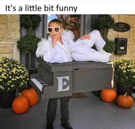 Elton John Costume, Fantasias Halloween, Funny Halloween Costumes, Hysterically Funny, Elton John, Really Funny Pictures, Really Funny Memes, Halloween Funny, Halloween Outfits