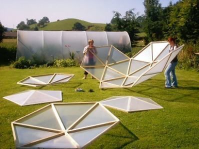 a dome greenhouse design that doesn’t cost a fortune and is easy to construct. #geodesic Geodesic Dome Greenhouse, Dome Greenhouse, Best Greenhouse, Green House Design, Geodesic Dome Homes, Greenhouse Design, Greenhouse Interiors, Wooden Greenhouses, Greenhouse Ideas