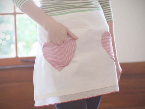 valentiijnsschort Thrift Store Upcycle Clothes, Free Apron Pattern, Diy Apron, Valentine Diy, Homemade Mothers Day Gifts, Diy Heart, Diy Valentine's Day, Heart Pocket, Fit Food