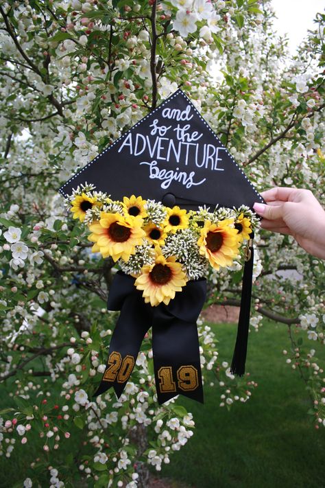 #graduationcap #sunflower #andsotheadventurebegins #college Yellow Grad Cap Ideas, Cap Decoration Graduation Sunflower, Agriculture Graduation Cap Ideas, Graduation Cap Designs Sunflower, Graduation Cap Sunflower, Grad Cap Sunflower, Graduation Cap Designs Nature, Sunflower Graduation Cap, Yellow Graduation Cap