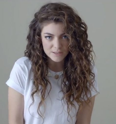 Lorde wore her hair in tight curls parted to the side on her “Royals” (US version) music video. Lorde Hair, Celebrity Obsession, Curly Cuts, Hair Doo, Tight Curls, Beauty Stuff, Hair Tutorials, Lorde, Makati