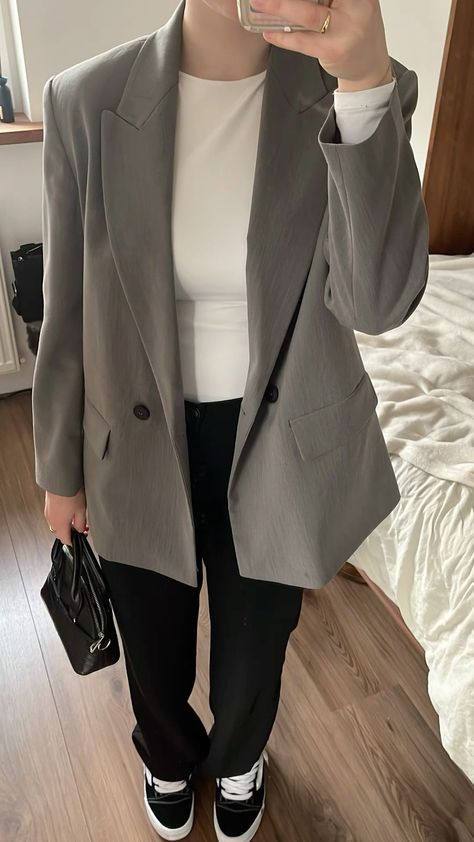 Grey Style Fashion Outfit, How To Style Grey Blazer, Summer Black Pants Outfit, Outfit Avec Blazer, Black Pantalon Outfit, Black White And Grey Outfits, Outfit Blazer Noir, Outfit With Grey Pants, Grey And White Outfits