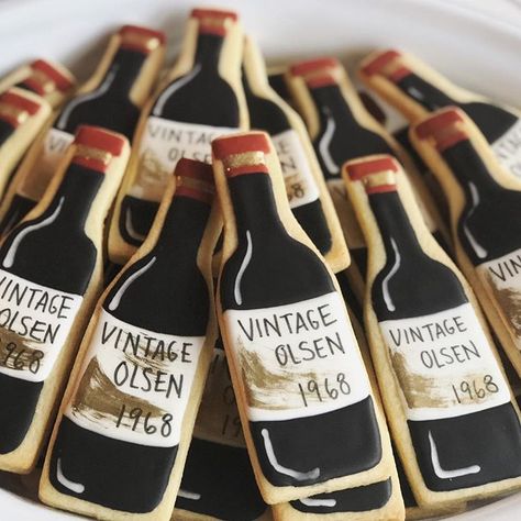 Red Wine Cookies Decorated, Birthday Cookies Decorated, Cookies Decoration, Wine Birthday, Wine Cookies, Alcohol Beverages, Vintage Wine Bottle, 2023 Ideas, Cookies Decoradas