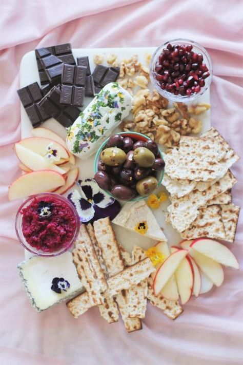 Passover Tablescapes, Passover Table Setting, Passover Seder Table, Passover Feast, Cheese Board Easy, Passover Dinner, Feast Of Unleavened Bread, Easter Feast, Passover Table