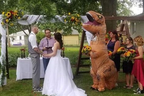 Maid of honor wears T-Rex costume after being told to wear 'anything' Costumes For Sisters, Engagement Party Attire, Rex Costume, T Rex Costume, Funny Wedding Pictures, Maid Of Honour Dresses, Dinosaur Costume, A Wedding Dress, Corpse Bride