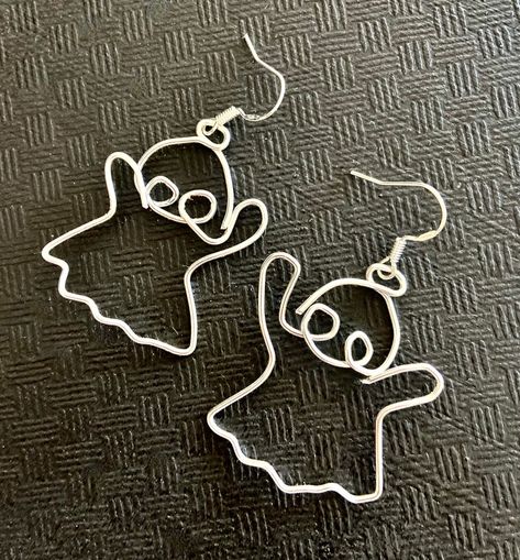 Ghost Wire Earrings Silver Plated Wire Halloween Earrings - Etsy UK Wire Halloween Jewelry, Ghost Jewelry, Crystal Jewelry Ideas, Halloween Jewellery, Halloween Jewelry Diy, Halloween Beaded Jewelry, Diy Wire Jewelry Rings, Diy Kandi Bracelets, Wire Jewelry Earrings