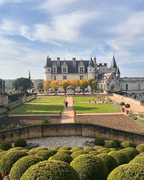 Discovering the beauty of Amboise in the Loire Valley. The chateau is incredible and this is where you will find the resting place of Leonardo da Vinci. I highly recommend this beautiful village if you ever find yourself in France. #loirevalley #amboise #leonardodavinci Loire Valley France Aesthetic, France Roadtrip, Amboise France, Loire Valley France, Vision 2025, France Aesthetic, Paris France Travel, Beautiful Village, One Day Trip