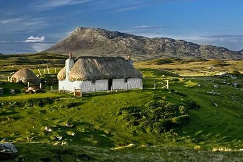 Old Croft, Ebhal, North Uist, Outer Hebrides, Scotland. A landscape of fresh and salt water lochs borderes on its western side by miles of sandy beaches and cultivated crofts. Northern Lights Scotland, Scottish Croft, Ireland Cottage, Scottish Mountains, Irish Cottage, Outer Hebrides, Paddle Boards, Move Abroad, Holiday Places