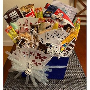 Flower Candy Bouquet, Gift Basket Ideas For Boyfriend, Basket Ideas For Boyfriend, Creative Gift Baskets, Auction Basket, Candy Arrangements, Poker Gifts, Homemade Gift Baskets, The Gambler