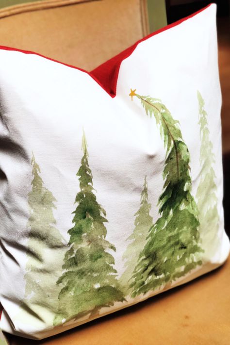 hand painted Christmas pillows Handpainted Pillow Cover, Hand Painted Pillows Diy, Painted Pillows Diy, Holliday Pillows, Christmas Pillow Covers Diy, Pillow Cover Designs Ideas Painting, Painted Christmas Pillows, Christmas Pillows To Make, Painted Pillow Covers