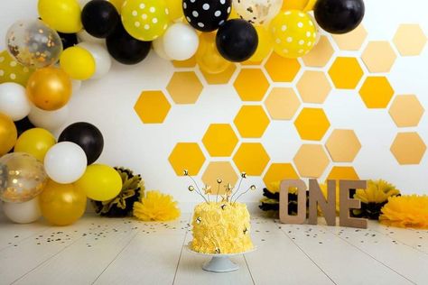 Sunflower Birthday Parties, Bee Birthday Party, Smash Cake Photoshoot, Bee Birthday, Smash Cake, Baby Photoshoot, Honey Bee, Cake Smash, Bridal Shower