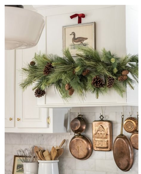 Christmas Kitchens, Christmas Rooms, Cindy Hattersley, Cottagecore Christmas, Christmas Traditional, Cottage Decorating, Window Wreath, Heirloom Ornaments, English Christmas