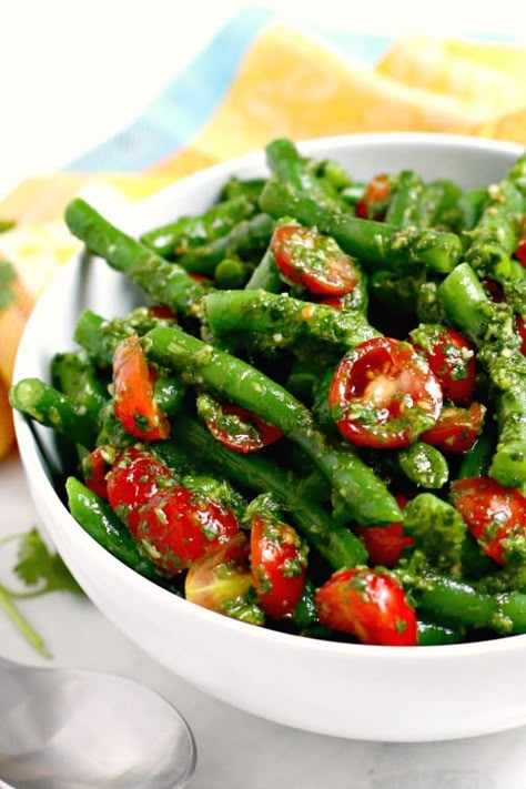 Raw Green Bean Salad, Raw Green Bean Recipes, Starter Salad Recipes, Raw Vegetable Recipes, Green Beans Salad, Pasta Sauce With Fresh Tomatoes, Salad Combinations, Vegan Bean Salad, Mediterranean Vegan