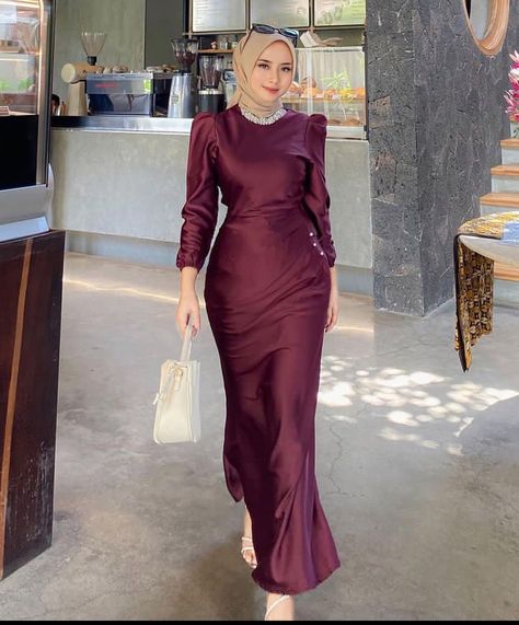 Gamis Maroon Hijab, Inspirasi Gaun Bridesmaid Hijab, Long Dress Hijab Bridesmaid, Baju Dress Hijab Styles, Maroon Dress Hijab, Dress Satin Hijab Bridesmaid, Dress Silk Hijab, Model Dress Bridesmaid Hijab, Ootd Bridesmaid Hijab