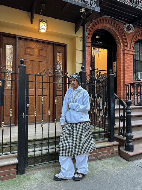 white hoodie, plaid skirt, white pants, sneakers and beanie. Blue Beanie Outfit, Blue Check Skirt, Winter Maxi Skirt Outfit, Skirt Over Jeans, Jeans Aesthetic, Street Style Outfits Casual, Oversize Jacket, Blue Jean Outfits, Winter Skirt Outfit