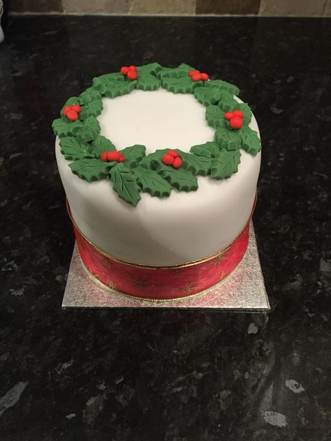 Holly wreath mini Christmas cake Christmas Wreath Cake, Fondant Christmas Cake, Cake 2023, Traditional Christmas Cake, Mini Christmas Cakes, Cake Competition, Wreath Cake, Christmas Wedding Cakes, Christmas Themed Cake