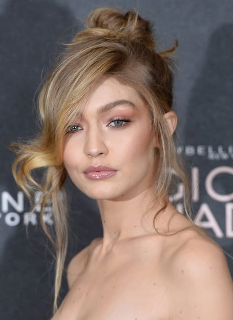 Great Outfits in Fashion History: Gigi Hadid's '90s Supermodel Moment | Fashionista Gigi Hadid Makeup, Gigi Hadid Hair, Gigi Hadid Beauty, Hair Mannequin, Red Carpet Beauty, Easy Bun, Easy Bun Hairstyles, Boring Hair, Classic Hairstyles