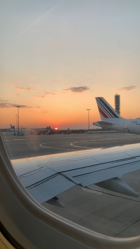 Charles De Gaulle Airport Aesthetic, Snap Avion, Photo Aeroport, Aeroport Aesthetic, France Airport, Paris Snap, New York City Background, Paris Lifestyle, Photo Avion