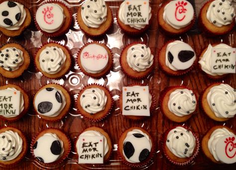 Chick-fil-A cupcakes. Chick Fil A Baby Shower Ideas, Chick Fil A Birthday Party Theme, Chik Fil A Cow, Jordan Baby Shower, Funny Birthday Cakes, Twin Birthday, Birthday Planning, Themed Cupcakes, Chick Fil A