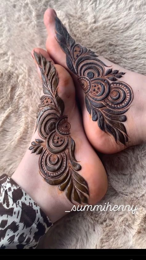 Mehendi Practice, Leg Mehendi, Creepy Diy, Foot Mehndi, Feet Mehndi, Mahendi Designs, Front Mehndi Design, Khafif Mehndi Design, Nature Film