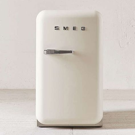 Mini Bar Ideas Small Spaces, Smeg Mini Fridge, Mini Fridge Bar, Pink Mini Fridge, Tiny Fridge, Loft Estilo Industrial, Mini Bar At Home, Smeg Fridge, Home Bar Cabinet